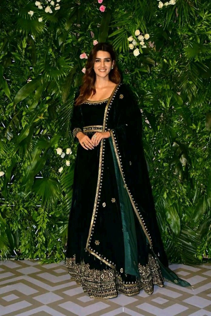 Kriti Sanon Majesty Velvet Gown With Dupatta