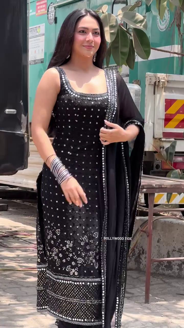 Ebony Hooriya Salwar Suit