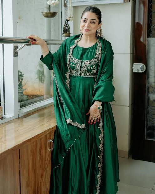 Jharokha Andaaz Gown With Dupatta